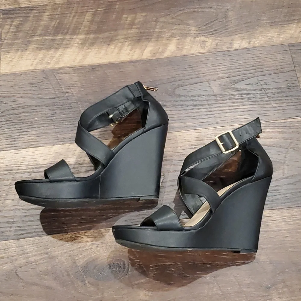 Jessica Simpson black wedge heels - Picture 4 of 8